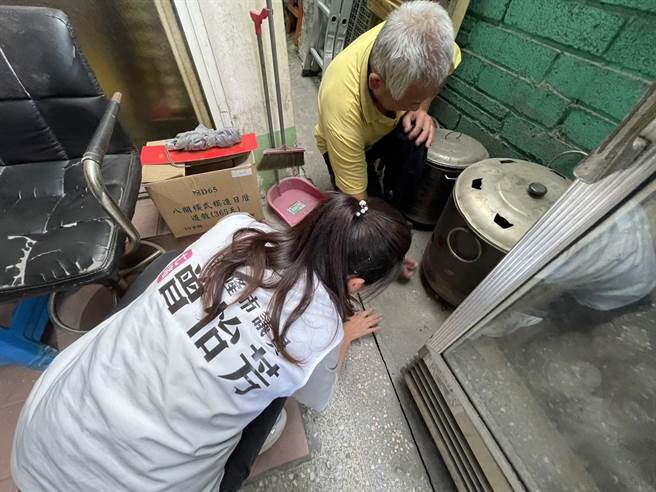 市议员曾怡芳进行会勘，由图可见工地附近民宅地面已因倾斜产生裂缝。（曾怡芳办公室提供／徐佑升基隆传真）