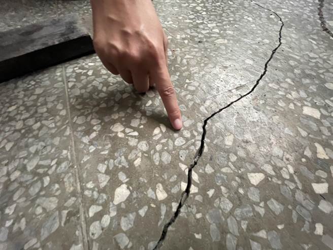 工地附近民宅地面疑似因施工产生严重裂缝。（曾怡芳办公室提供／徐佑升基隆传真）