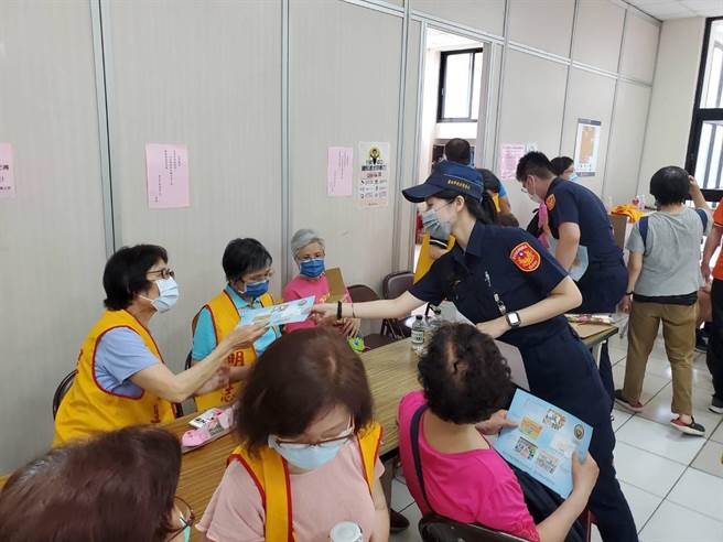 南港警送上孩子们的亲手交通安全画作，感谢各位妈妈的同时也提醒注意自身用路安全。（翻摄照片／林郁平台北传真）