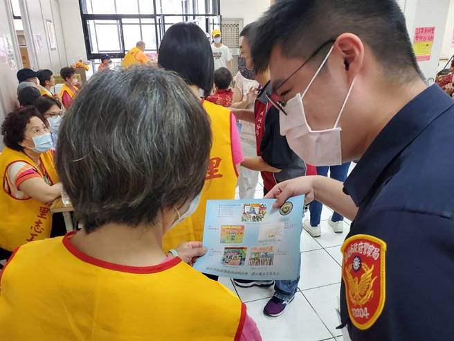 南港警送上孩子们的亲手交通安全画作，感谢各位妈妈的同时也提醒注意自身用路安全。（翻摄照片／林郁平台北传真）