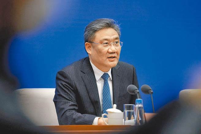 大陆商务部长王文涛11日会见美驻华大使伯恩斯。（路透）