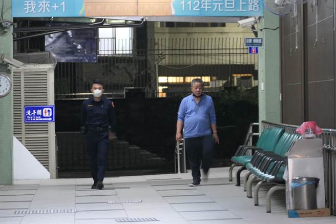 云林县议长沈宗隆（右）涉收贿案，云林地方法院裁定延押2个月。（本报资料照片）