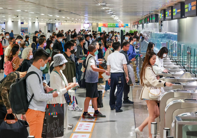 台湾飞东京来回机票只要5千初，引起网友讨论。图为桃机旅客入境的画面。（图／陈麒全摄）