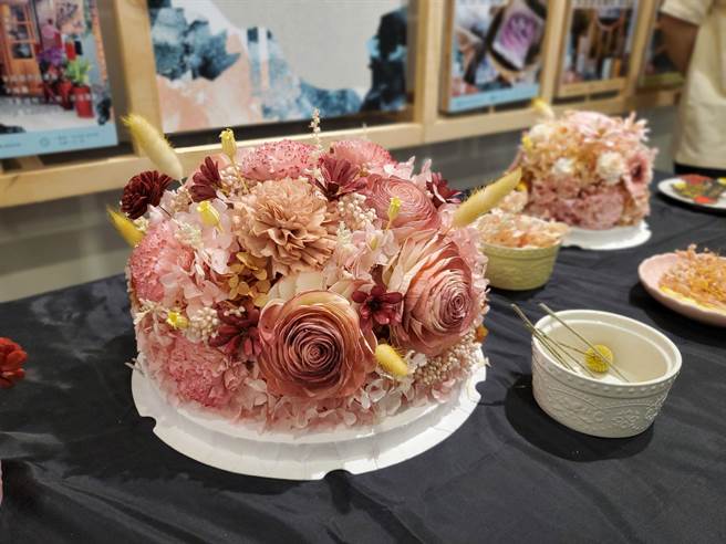 在云林创意设计中心展出的母亲节永生花蛋糕，只能看不能吃。（周丽兰摄）