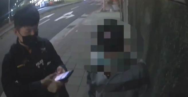 员警发现老翁迷途，先将他带回派出所休息，查出身分后立即联繫家属。（翻摄照片／林郁平台北传真）