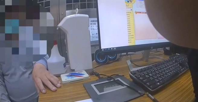 员警发现老翁迷途，先将他带回派出所休息，查出身分后立即联繫家属。（翻摄照片／林郁平台北传真）