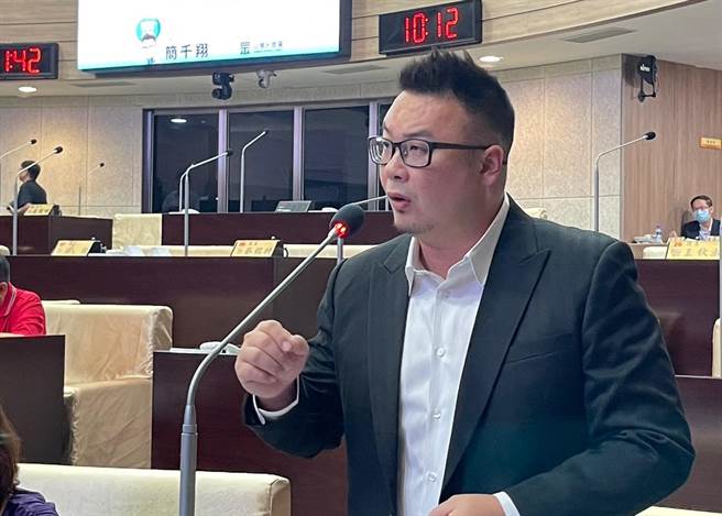 南投县议员简千翔在南投县议会定期会第2审查会，关心南投县内各食品厂的消防安检结果。（杨静茹摄）