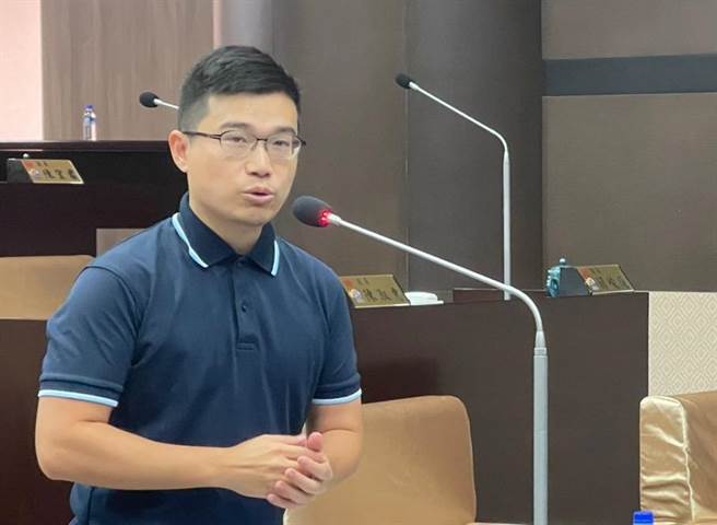 南投县议员林儒旸则关心老旧住宅消防安全，建议消防局除了推广家户安装住警器，也能多宣导防火安全。（杨静茹摄）