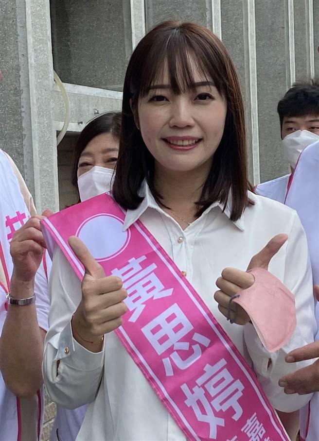 嘉義市議員黃思婷報名參選參選國民黨內立委。（廖素慧攝）