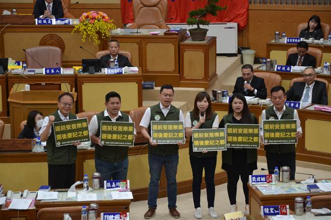 新北市议员陈永福（左一）追问侯友宜，是不是他过去担任刑事局长、警政署长时得罪太多兄弟，现在要选总统所以来「衝你」。（蔡雯如摄）