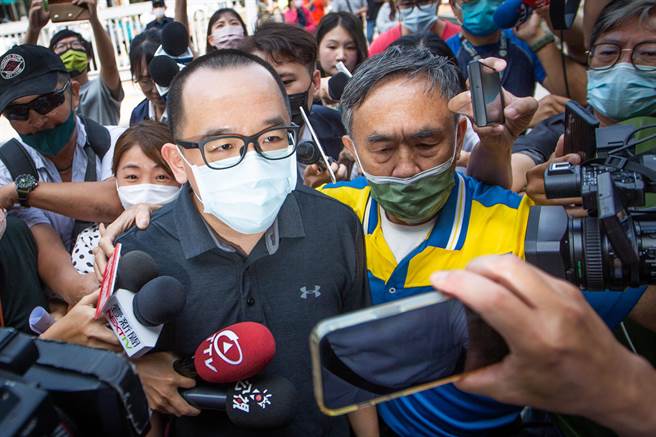 陈致中在零星支持者簇拥下，进入地检署报到。（袁庭尧摄）