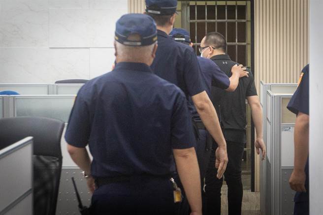 陈致中下楼完成报到手续后，将立即登上囚车。（袁庭尧摄）