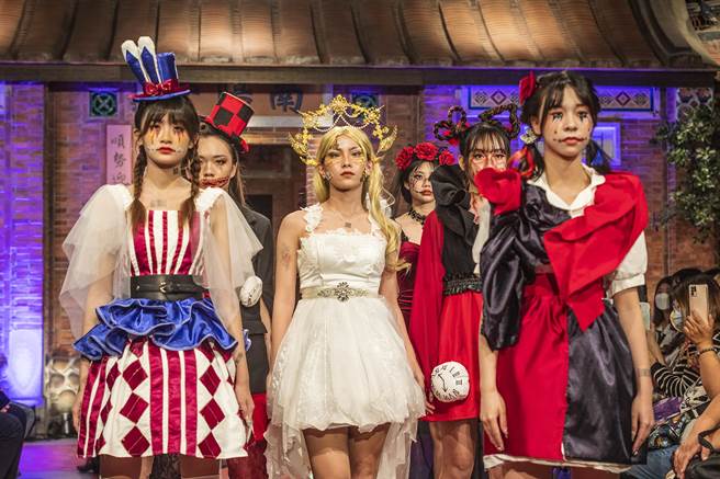 光復高中时尚设计科学生毕业展由3个年级学生共同展演，服装风格多元。（罗浚滨摄）