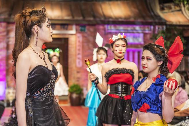 光復高中时尚设计科学生毕业展走秀到竹北远百。（罗浚滨摄）