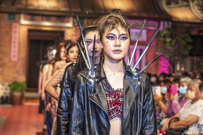 光復高中时尚设计科学生毕业展今年主题为「艺向」，以超现实观点为创意发想。（罗浚滨摄）