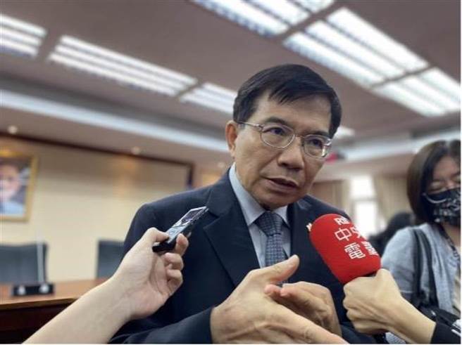 有鉴于台南发生严重行人死伤车祸，交通部长王国材10日宣布将尽速推行「行人专用时相」设置。（本报资料照）