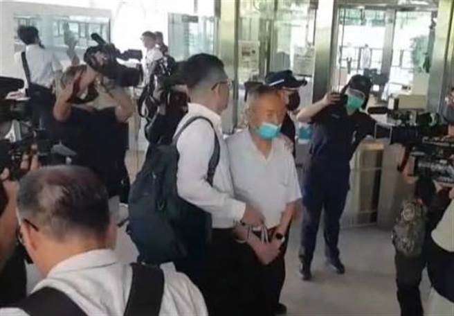 林淑雅的父亲林胜木及其家今天到台中捷运丰乐公园站招魂。（民眾提供／张亦惠台中传真）