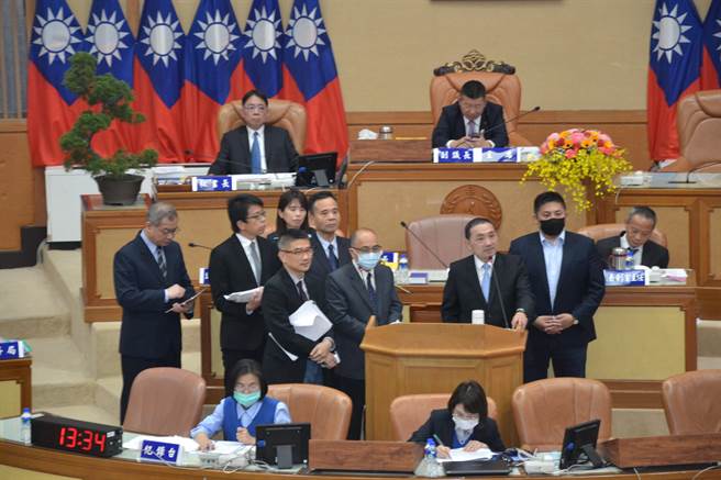 新北市议员张维倩今总质询时，提出托育补助疑问，她指出，新北市民若跨县市托婴，没有在市府合作的私立托婴中心就无法申领加码补助，呼吁市府比照台中托育一条龙服务，与共同生活圈的县市合作。（蔡雯如摄）