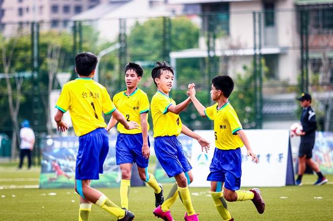 「111学年度国民小学足球世界杯全国总决赛」于5月11日正式开幕，男、女生组共有32支队伍晋级，将于高雄市楠梓文中足球场争夺冠军金杯。（台湾运动文创提供／洪浩轩高雄传真）