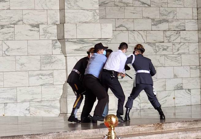 台湾国成员持漆弹枪闯中正纪念射蒋中正铜像引衝突 。(林郁平翻摄)