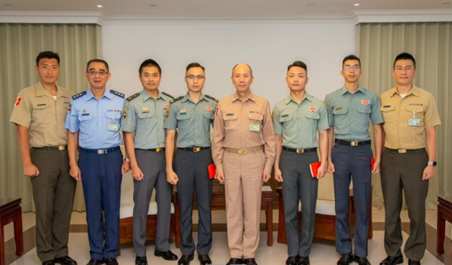 阻台湾国成员泼漆「护蒋铜像」有功，总长梅家树首度表扬仪队官兵。(军闻社提供)