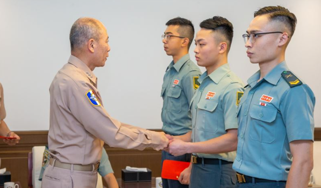 阻台湾国成员泼漆「护蒋铜像」有功，总长梅家树首度表扬仪队官兵。(军闻社提供)