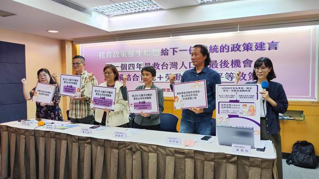 据劳动部调查指出，有77％受雇劳工及48.4％的事业单位同意放宽以「日」或「小时」弹性使用育婴留职停薪，修法最大阻碍为劳动部。（林良齐摄）