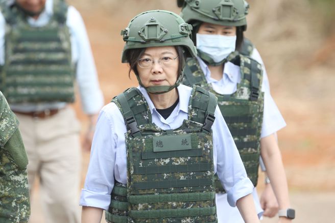 蔡英文总统（见图）11日视导桃园市后备旅第二营教育召集训练，勖勉部队官兵并颁发加菜金，致词时表示，有女性士官兵特地向公司请假来报到，有人暂时离开孩子身边，希望以实际行动，为保护国家尽一分心力。这次教召原则是「就地动员，就地作战」，期待未来有更多女性士官兵一起加入训练。（杜宜谙摄）