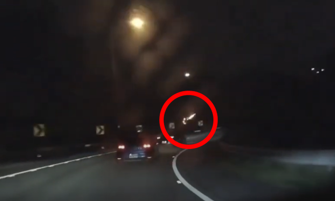 国道一号南下台中交流道近日发生一辆轿车疑因不满前方遭挡车，竟打开车窗一连发射18发冲天泡，作为挑衅。（翻摄自记者爆料网）