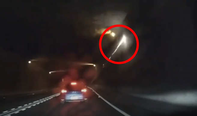 国道一号南下台中交流道近日发生一辆轿车疑因不满前方遭挡车，竟打开车窗一连发射18发冲天泡，作为挑衅。（翻摄自记者爆料网）