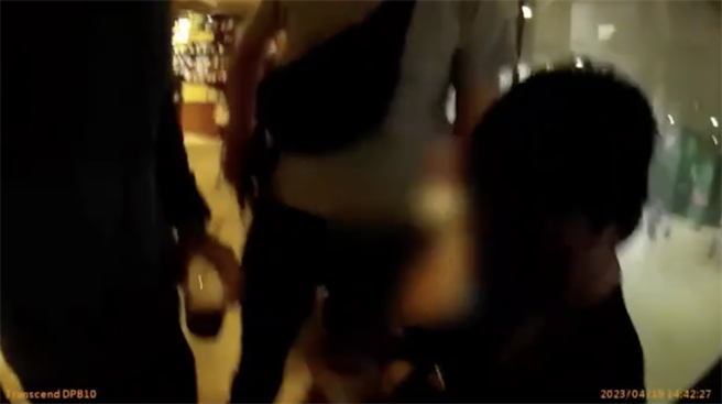 警方逮捕面交的陈姓诈团成员。（新店警分局提供）