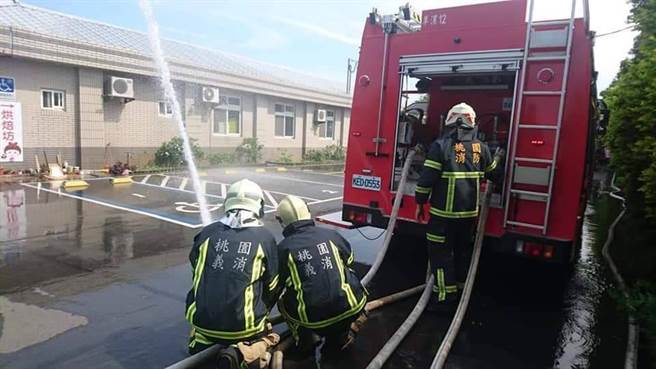 桃园市观音义消中队目前正招募救护义消成员，未来可至观音各消防分队，协助分担繁重的119出勤救护量，盼扩大民间协勤能量。图为义消协勤示意图。（观音消防分队提供／蔡明亘桃园传真）