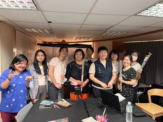 台中市政府警察局乌日分局日前受邀前往天使心家族社会福利基金会台中服务处，首度向「爱奇儿」家长分享家暴、性骚、跟踪骚扰、数位性别暴力的观念及法律实务案例。（乌日警分局提供／潘虹恩台中传真）