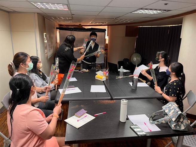 想到陪伴特殊孩子成长的路途相当辛苦，乌日警分局也温馨致赠康乃馨花束给在场母亲。（乌日警分局提供／潘虹恩台中传真）