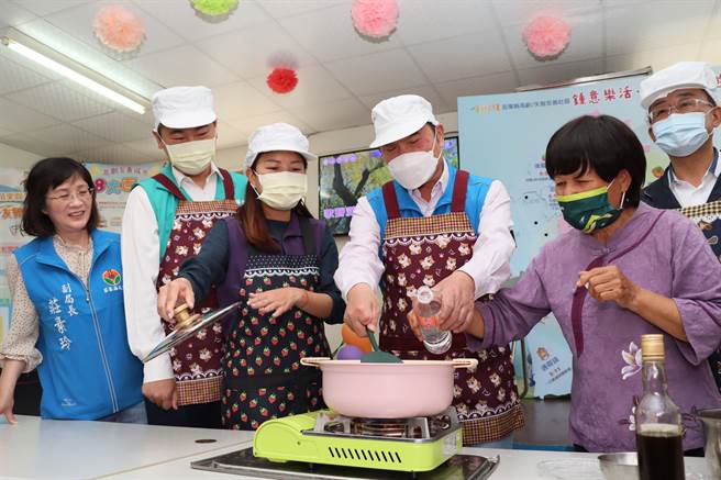 县长锺东锦难得展现好厨艺。（苗栗县政府提供／李京升苗栗传真）