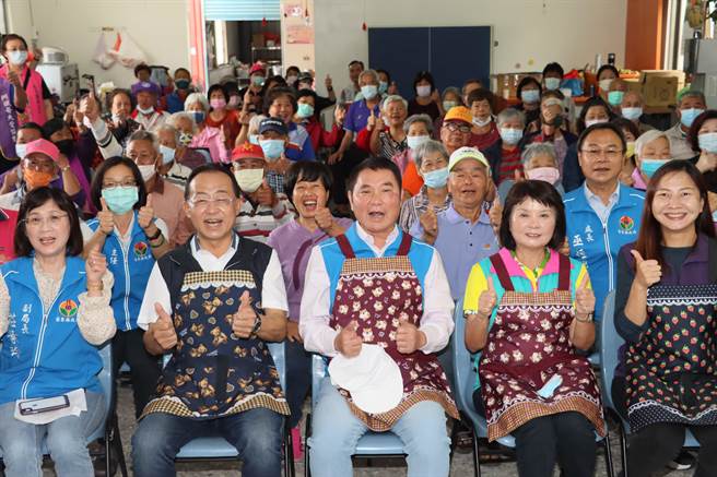 县长锺东锦（中）到场与乡亲同乐。（苗栗县政府提供／李京升苗栗传真）