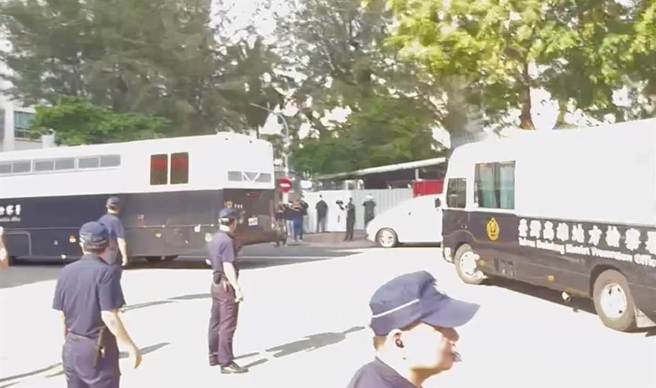 陈致中报到不到10分钟，2辆囚车分别驶出高雄地检署，开往高雄二监。（崔正纲摄）