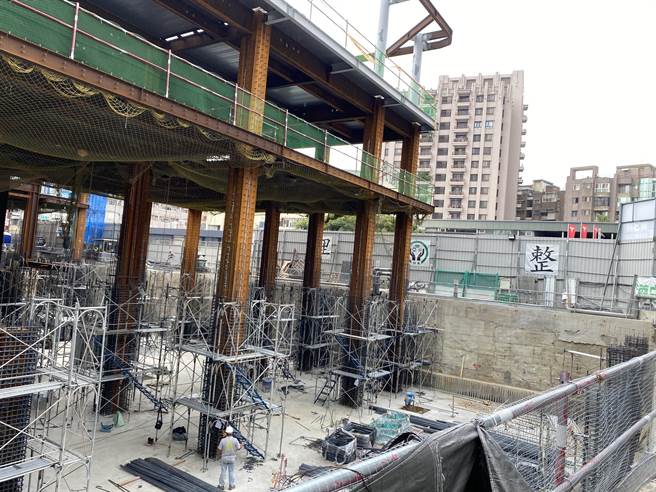 兴富发在台中市9件案遭市府勒令停工，今天都发局前往9个工地稽查，没想到首个稽查的建案就发现有工人违规作业。（张亦惠摄）