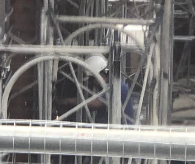 兴富发在台中市9件案遭市府勒令停工，今天都发局前往9个工地稽查，没想到首个稽查的建案就发现有工人违规作业。（民眾提供／张亦惠台中传真）