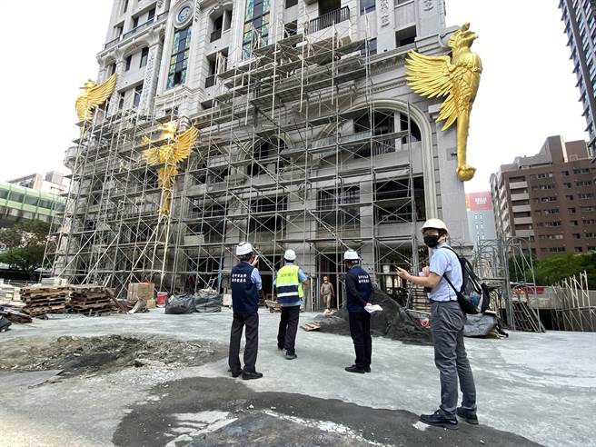 台中市都发局今天重回昨天案发工地进行稽查。（张亦惠摄）