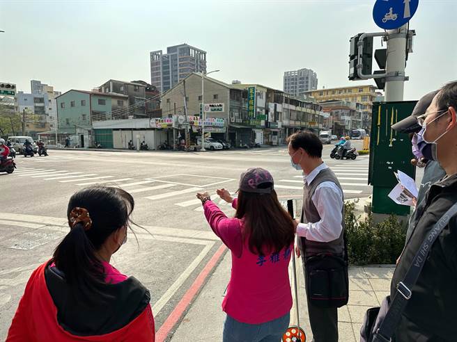 凤山区博爱路与经武路挨酸「行车地狱」，高市议员李雅静表示，去年以来会勘多次，但中央权责单位未能及时处理。（李雅静提供）