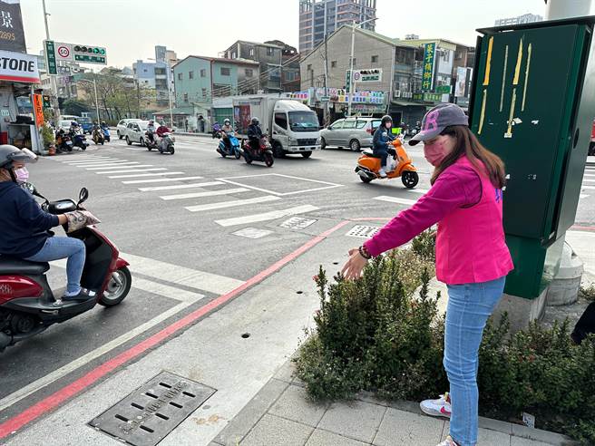 凤山区博爱路与经武路挨酸「行车地狱」，高市议员李雅静表示，去年以来会勘多次，但中央权责单位未能及时处理。（李雅静提供）
