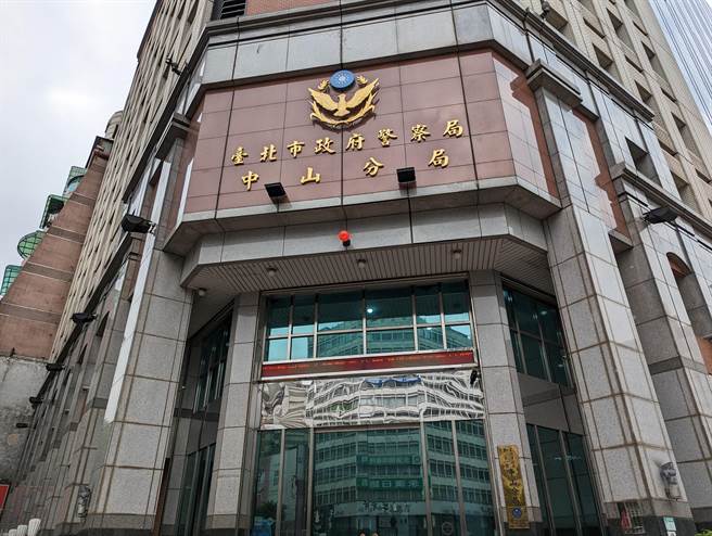 中山分局回应，警车当下是接获报案赶赴处理。（胡欣男摄）