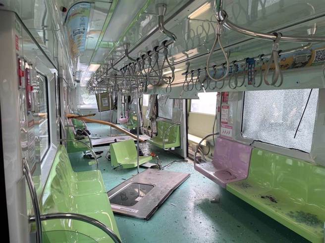 台中捷運列車遭墜落的吊臂砸中，釀成1死10傷慘劇。（台中市消防局提供／張妍溱台中傳真）