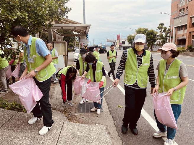 李明辉院长(右2)带领员工走入社区，捡拾沿路垃圾，提升社区的生活环境品质，善尽社会责任。（部苗医院提供／李京升苗栗传真）