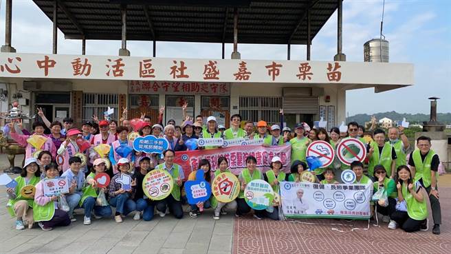 李明辉院长(第二排右9)率领医护团队，和苗栗市市民代表刘秀兰嘉盛社区发展协会理事长(第二排左8)及嘉盛里里民，共同参与「清净家园手牵手、拒菸减碳齐步走」活动并合影留念。（部苗医院提供／李京升苗栗传真）