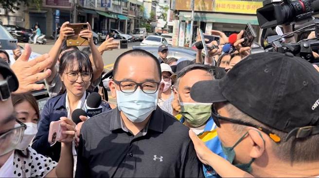 前高市议员陈致中涉嫌洗钱判刑1年定谳，今日陈致中自理3分头，在支持者护送下，前往高雄地检署报到。（崔正纲摄）