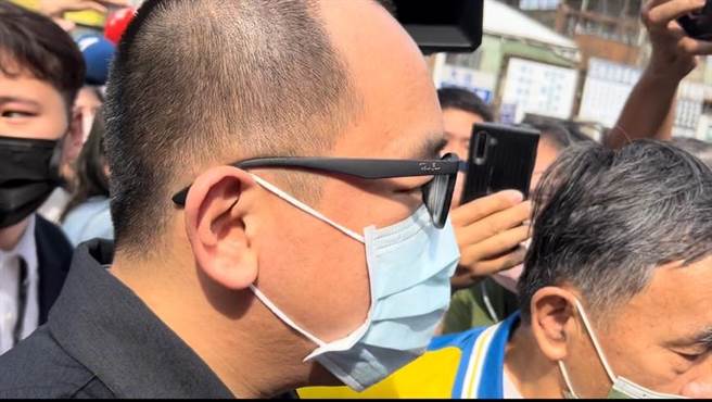 前高市议员陈致中涉嫌洗钱判刑1年定谳，今日陈致中自理3分头，在支持者护送下，前往高雄地检署报到。（崔正纲摄）