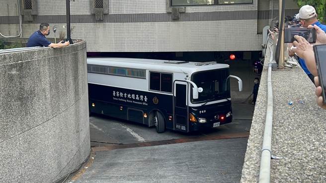 陈致中报到完毕，搭乘囚车前往燕巢第二监狱执行。（崔正纲摄）