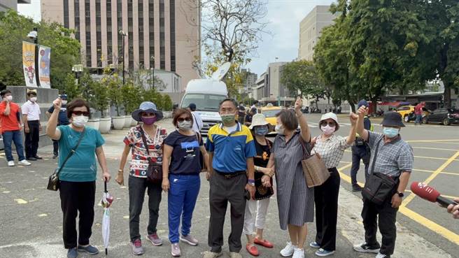 约8名支持者前往现场，高喊「政治迫害」打抱不平，并替陈致中加油打气。（崔正纲摄）